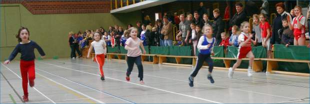 Spannender Zieleinlauf mit drei Rosendahlerinnen beim A-Endlauf der Schülerinnen W 7. Dana Wellen (links), Henrieke Weiser (rechts) und Chantal Kerkeling (Mitte).