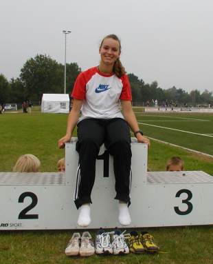 Grund zum Strahlen hatte Sarah Reuter, die bei den Leichtathletikkreismeisterschaften in Olfen mit Titeln und Bestleistungen glänzte. Bei fünf Starts und einem engen Zeitplan gab es reichlich Stress beim Schuhwechseln.