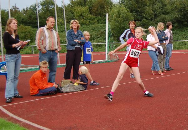 Jeder ihrer sechs Versuche hätte beim Schülersportfest in Dülmen zum Sieg gereicht. Nadine Thiemann, W 9, gewann mit 29 Metern überlegen.