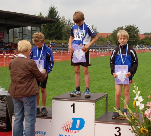 Siegerehrung für Niklas Schemmer im 50 Meter Sprint. Der neunjährige Holtwicker (rechts) machte seine Medaillensammlung durch Gold im Ballwurf und Silber im Ballwurf komplett.