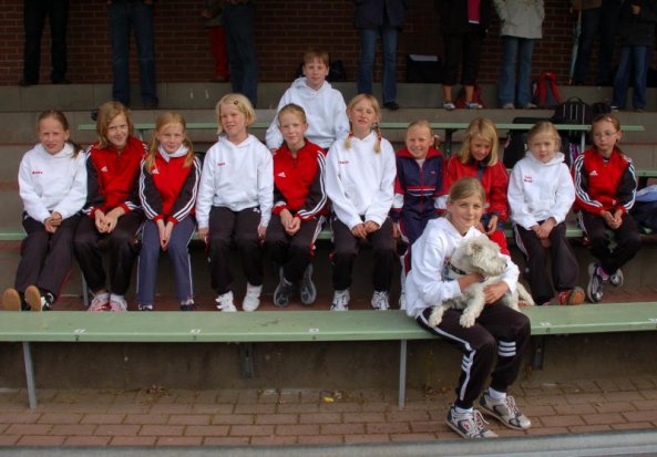 Kurz vor dem ersten Start setzen sich noch einmal alle LGler zum Team-Foto zusammen. von Links nach rechts: Wiebke Potthoff, Nadine Thiemann, Anna Uhlig, Hannah Droste, Lilli Uhlig, Vannessa Fliß, Larissa Boom, Carolin Hommel, Carla Weiser, Michaela Koch, hinten Lennart Potthoff und vorne Henrike Weiser. Es fehlen Linda Gembalski, Jannik Riemer, Hendrik und Jonas Tiedeken