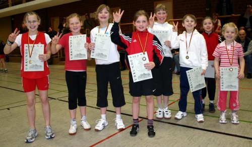 Siegeszeichen beim LG-Nachwuchs am Ende der 19. Hallenleichtathletiksportfestes. Die jungen Rosendahl nutzten ihren Heimvorteil und sammelten eifrig Medaillen und Urkunden. Siegeszeichen beim LG-Nachwuchs am Ende der 19. Hallenleichtathletiksportfestes. Die jungen Rosendahl nutzten ihren Heimvorteil und sammelten eifrig Medaillen und Urkunden.