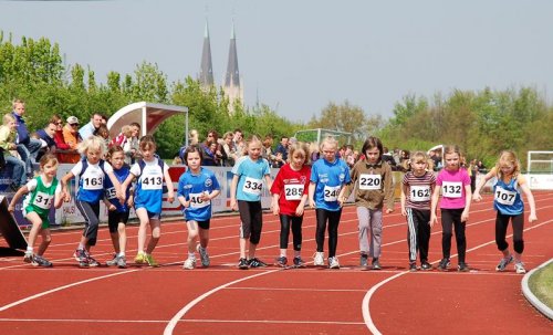 Die Anweisung vom Papa: 'Mit der Startnummer 334 musst du auch 3:34 min laufen' hat Larissa perfekt umgesetzt und belegte mit dieser Zeit Platz 5. Die Anweisung vom Papa: 'Mit der Startnummer 334 musst du auch 3:34 min laufen' hat Larissa perfekt umgesetzt und belegte mit dieser Zeit Platz 5.