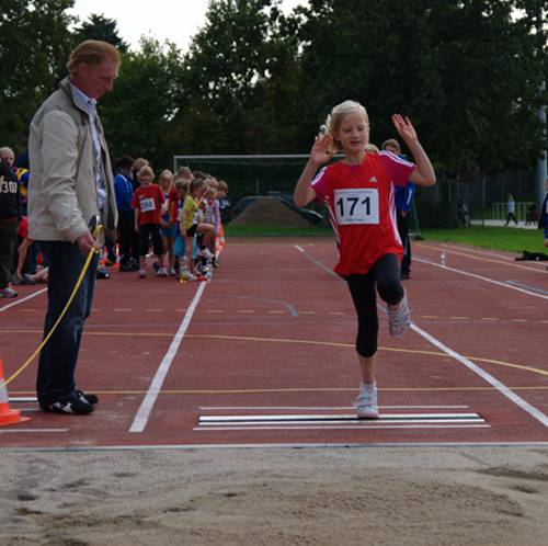 Fenja Telger beim Weitsprung. Die Absprunghaltung ist schon toll für eine Achtjährige. Mit 2,75m belegte sie Platz 11. Viel besser lief es im 800m Lauf - couragiert lief sie in der Spitze mit und belegte mit 3:26,44min Platz 5. 