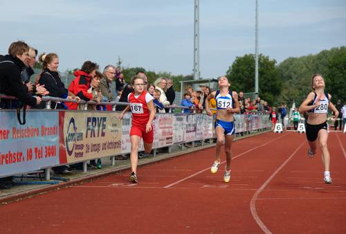 Einen vorsichtigen Blick nach links: Im Finale der Elfjährigen sprintet Ricarda Hemsing in 8,06 sek. auf Platz vier.