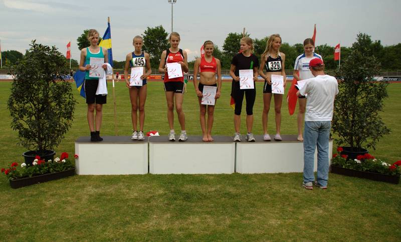 Super Auftritt: Gleich drei Mal stand Nadine Thiemann (links) als Münsterlandmeisterin bei den Siegerehrungen in Ahlen ganz vorne.