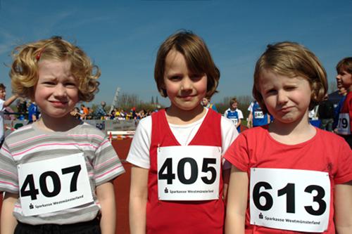Unsere jüngsten Mädchen Katharina Lösing, Annika Schulze-Kalthoff und Pia Schulenkorf vor ihrem Start über 800m. Annika konnte eine Bronzemedaillie bei den W7 ergattern.