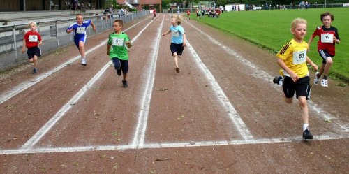 Den Endlauf über 50 Meter gewann Maximilian Steindorf (Nr. 53, Westfalia) vor den zeitgleichen Carl Gebel (19, Turo) und und Sebastian Popinski (51, Westfalia) Den Endlauf über 50 Meter gewann Maximilian Steindorf (Nr. 53, Westfalia) vor den zeitgleichen Carl Gebel (19, Turo) und und Sebastian Popinski (51, Westfalia)