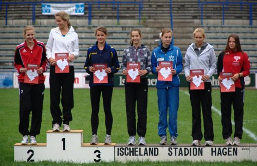 Foto von der Siegerehrung: gelöste Stimmung bei der Siegerehrung. Christina Honsel (Platz 1) und Nadine Thiemann (Platz 2) machten bereits wieder Scherze.