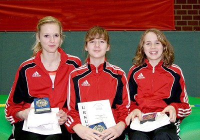 Die drei Silbermädels der LG Rosendahl mit Medaille, Urkunde und T-Shirt: (von links) Nadine Thiemann, Henrike Weiser und Maike Schulenkorf.