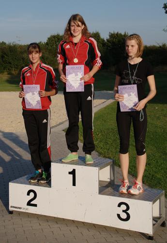 Rosendahler Doppelsieg bei den Leichtathletik-Kreismeisterschaften in Olfen. Laura Schulen-korf siegte im Hochsprung mit 1,45 Meter vor Henrike Weiser (links) und Franceska Recht (LG Coesfeld).