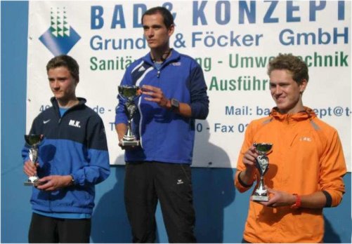 Dritter Platz für Christian Heidemann (rechts) beim Gemener Burglauf über 5.000 m in 18:15 min. 93 Teilnehmern waren am Start. Beim Coesfelder Citylauf am Samstag, 13.10. (Start 13 Uhr), will der 22jährige Holtwicker im Dress der LG erstmals unter 18 laufen. Noch schneller will Vereinskamerad Andre Höink das Zielband auf dem Marktplatz erreichen. Ein Platz auf der Siegertreppe ist durchaus möglich.