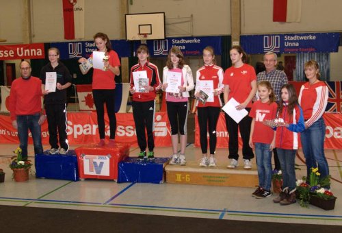 Die größte Überraschung schaffte Laura Schulenkorf. Sie verbesserte ihre alte Hochsprung-Bestleitung von 1,38m auf 1,48m gleich um 10cm! Mit dieser Höhe erreichte sie Platz vier in der Alterklasse W14 und die B-Norm für die westfälischen Hallenmeisterschaften. Henrike Weiser steigerte ihre persönlich Bestleistung um vier Zentimeter auf 1,52m Dies bedeutete Platz drei im Wettkampf und das Überqueren der A-Norm von 1,50m für die westfälischen Hallenmeisterschaften in Paderborn. Bei den Versuchen über 1,56m fehlte noch ein bisschen der Mut und das Timing - aber die Meisterschaften sind erst Anfang März. Bis dahin ist noch ein wenig Feinschliff möglich. Die größte Überraschung schaffte Laura Schulenkorf. Sie verbesserte ihre alte Hochsprung-Bestleitung von 1,38m auf 1,48m gleich um 10cm! Mit dieser Höhe erreichte sie Platz vier in der Alterklasse W14 und die B-Norm für die westfälischen Hallenmeisterschaften. Henrike Weiser steigerte ihre persönlich Bestleistung um vier Zentimeter auf 1,52m Dies bedeutete Platz drei im Wettkampf und das Überqueren der A-Norm von 1,50m für die westfälischen Hallenmeisterschaften in Paderborn. Bei den Versuchen über 1,56m fehlte noch ein bisschen der Mut und das Timing - aber die Meisterschaften sind erst Anfang März. Bis dahin ist noch ein wenig Feinschliff möglich.