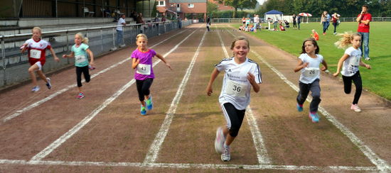 Grund zum Lachen hatte die Siegerin im 50-Meterlauf der Schülerinnen W 9, Antonia Lobbe (36). Auf den Plätzen folgten Noelle Tentie (26) und Joje Wittenberg (43).