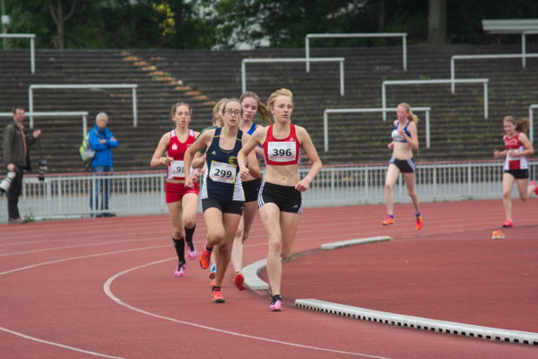 Wieder führt Kerstin Schulze Kalthoff lange das Feld der U18 an. Auf den letzten 100m konnte Lea Weike (Nr. 299) Kerstin noch überholen 