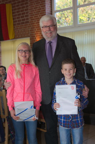 Gemeindeehrung mit dem Zweiten Bürgermeister und LG Ehrenvorsitzenden Hubertus Söller. Marleen Reuver und Erik Bäumer wurden für die besten Leistungen bei den Rosendahler Meisterschaften geehrt.