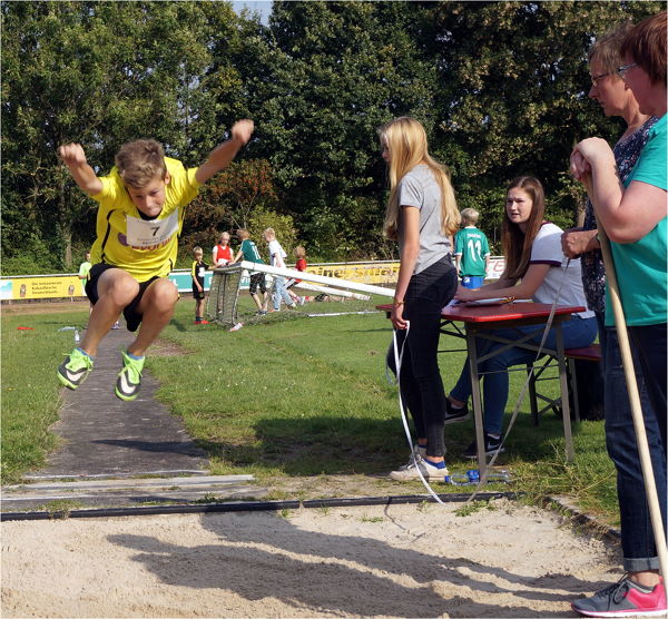 Erik Bäumer im Anflug. Der zehnjährige Holtwicker knackte mit 4,23 Metern den Rosendahler Rekord. Insgesamt gab es für ihn fünfmal Gold.