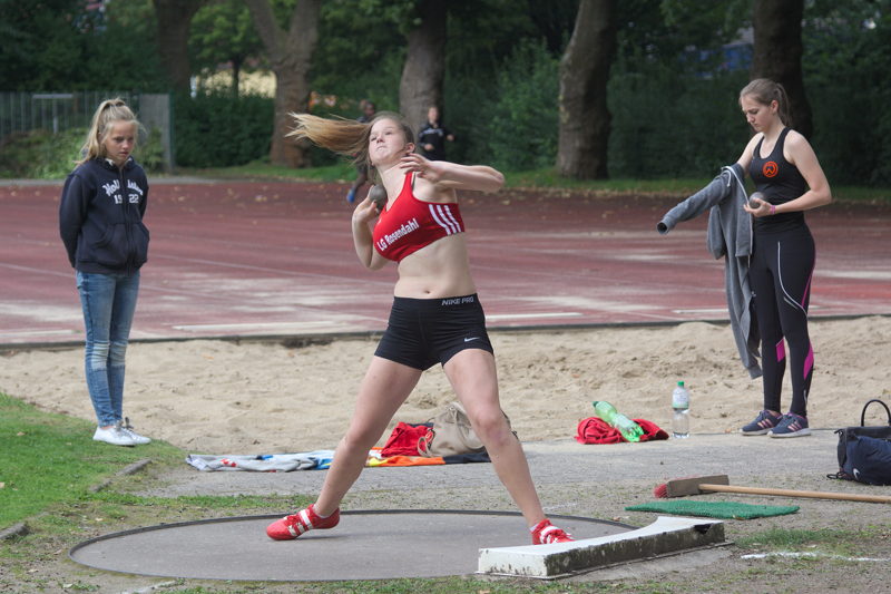Im letzten Versuch durfte Jana beim Kugelstoßen noch einmal einen "Raushauen". So flog die Kugel deutlich über die 12 Meter Marke auf 12,75m und Jana gewann den Wettkampf der U16 mit fast 1,5 Metern Vorsprung.