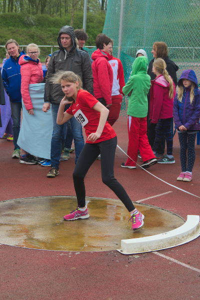 Mit 5,67m stößt Annika Schulze Kalthoff neue Bestleistung im nassen Ring.