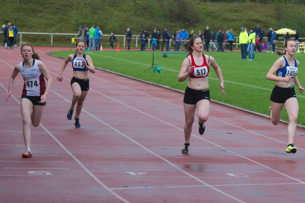 Langstreckenlauf für Jana Riermann beim 100m Sprint. Mit 14:26 sek. läuft sie nahe an ihre Bestleistung heran.