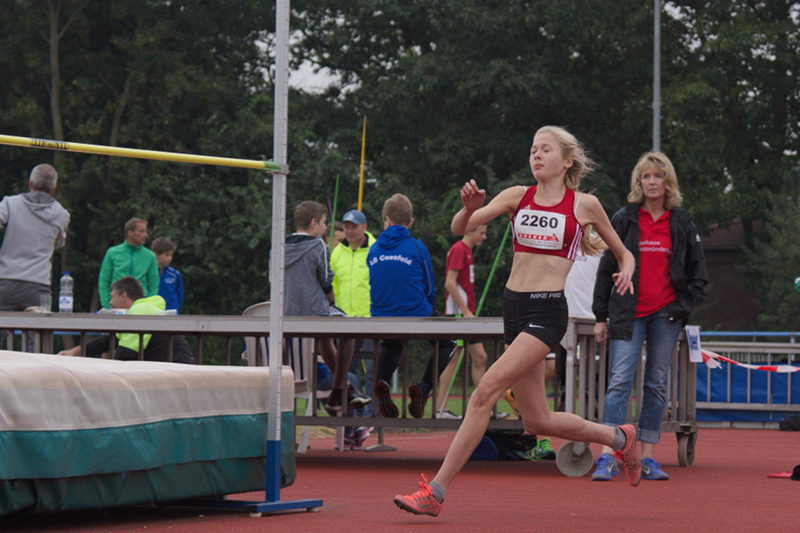 Carla Weiser gewinnt die Silbermedaille iim Hochsprung mit 1,35m 