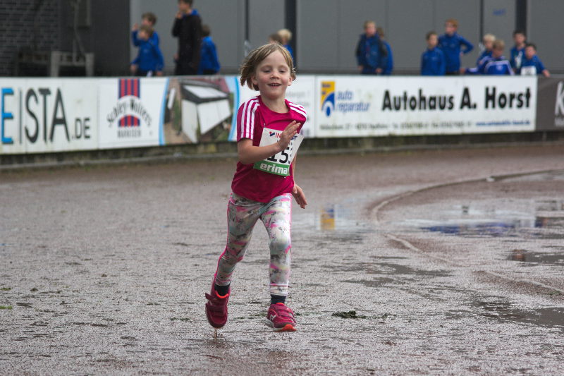 Unsere jüngste Läuferin Marike Genkinger ist ganz beeindruckt vom Zielapplaus der Tribüne.