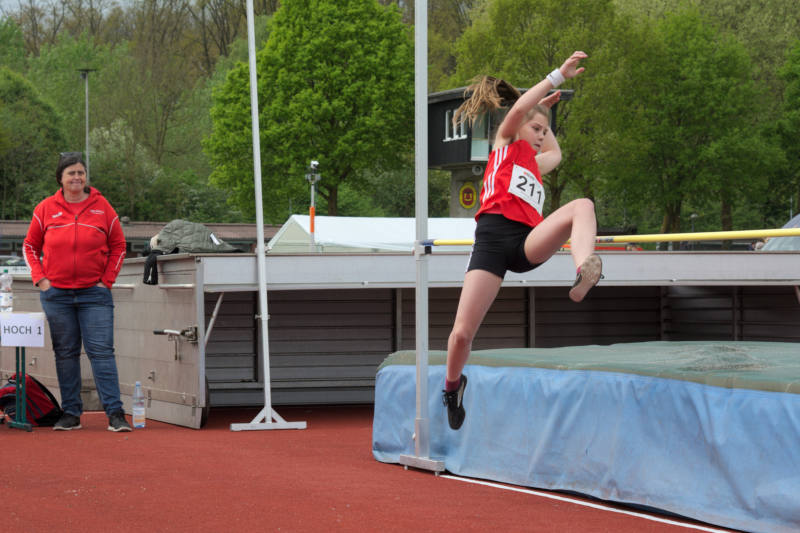 Greta Schumacher springt mit 1,16m eine neue persönliche Bestleistung.