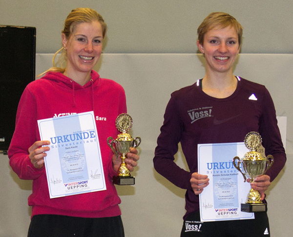 Kerstin Schulze Kalthoff (r., LG Rosendahl) gewinnt zum dritten Mal den Stadtlohner-Silvesterlauf. Sara Kaute (Coesfeld) wurde Zweitplatzierte.