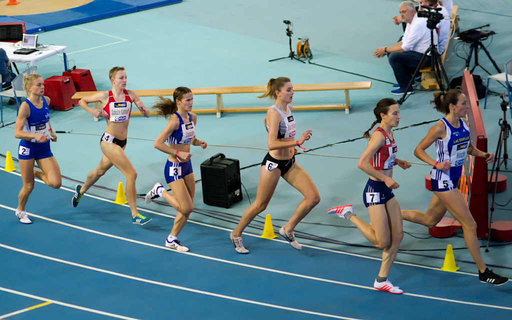 In der ersten Rennhälfte lief noch alles nach Plan und Kerstin (2. von links) lief kontrolliert im ersten Vorlauf über die 1.500m bei den Deutschen Hallenmeisterschaften mit.