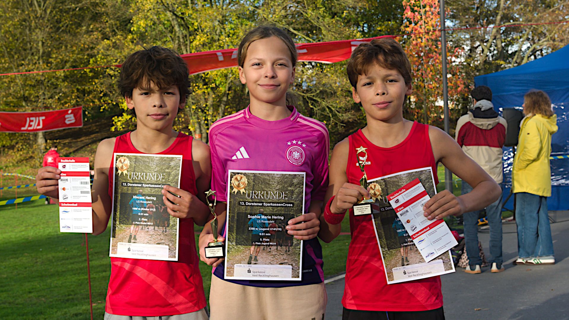 Urkunden, Pokale und Gutscheine für Vincent, Sophie und Louis 