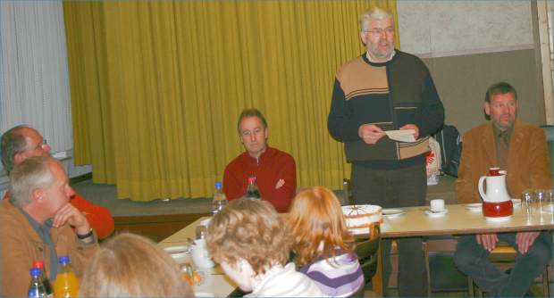 Eine positive Bilanz zog Hubertus Söller, Vorsitzender der LG Rosendahl, im Rahmen des Jahresrückblickes 2005. Aufmerksame Zuhörer waren die Vertreter der LG-Stammvereine von links: Rainer Kliegel (Westfalia Osterwick, Paul Schulenkorf (Schwarz-Weiß Holtwick), Herbert Kortüm (Turo Darfeld) und Josef Rottmann, stellvertretender Bürgermeister.