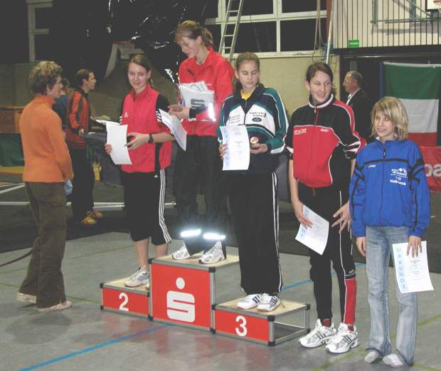 Bei der Siegerehrung In Clarholz überreichte Bundestrainerin Birgitte Kurschilgen Urkunde und Medaille an Sarah Reuter