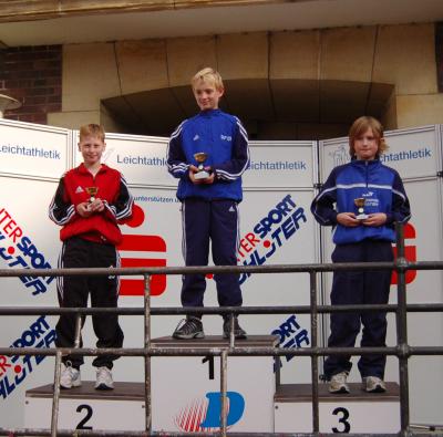 Nach langer Wartezeit bekam auch Lennart Potthoff seinen heiß ersehnten Pokal für den zweiten Platz in der Altersklasse M11