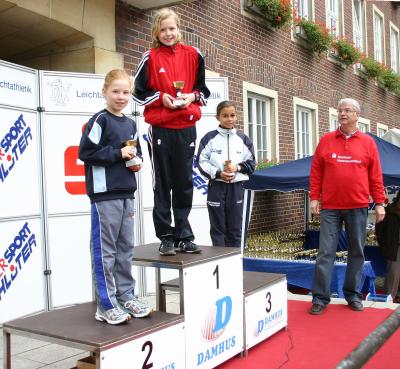 Schon zum dritten Mal in Folge gewinnt Nadine die 1.000m ihrer Altersklasse. Durch die neue Aufteilung der Läufe konnte sie dieses Mal das Rennen von der Spitze aus kontrollieren.