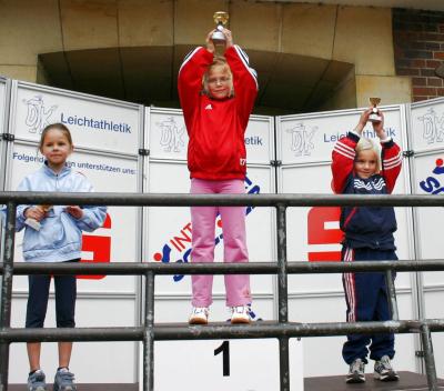 Stolz stemmt Ricarda Hemsing ihren Pokal auf der höchsten Stufe des Siegertreppchens in die Höhe.