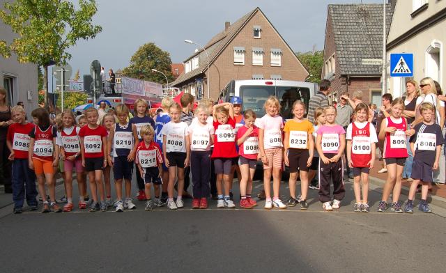 Der LG-Nachwuchs beim Start zum 19. Michaelislauf, dem ersten Lauf für die Läufercupwertung 2007. von links: Jan Kaspers (8085), Paula Kolitz (8094), Henrike Weiser (8098), Lena Kluck (8092), Johanna Fliß (8086),  Christina Laukötter (8097), Michaela Koch (8093), Sophie Heckötter (8089), Vanessa Fliß (8088), Wiebke Potthoff (8232), Ricarda Hemsing (8090), Dana Wellen (8100), Dana Hünteler (8091), Janis Herich (8084)