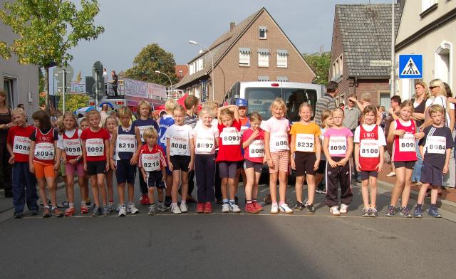 Der LG-Nachwuchs beim Start zum 19. Michaelislauf, dem ersten Lauf für die Läufercupwertung 2007. von links: Jan Kaspers (8085), Paula Kolitz (8094), Henrike Weiser (8098), Lena Kluck (8092), Johanna Fliß (8086),  Christina Laukötter (8097), Michaela Koch (8093), Sophie Heckötter (8089), Vanessa Fliß (8088), Wiebke Potthoff (8232), Ricarda Hemsing (8090), Dana Wellen (8100), Dana Hünteler (8091), Janis Herich (8084)