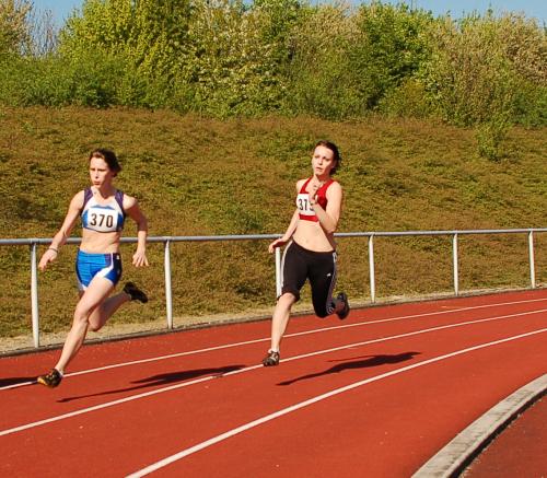 Nach dem Training auf der tiefen schweren Asche in Osterwick ging es nun zum erstem Mal wieder auf den harten schnellen Tartan in Dülmen. Mit 20,95 sek über 150m und 46,5 über 300m kamen die erwarteten Zeiten für Sarah beim Start in die Saison heraus.