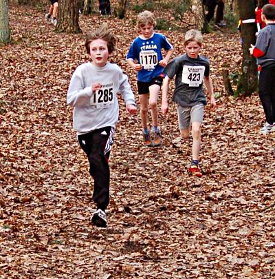 Dominick Rüter kurz vor dem Ziel im Wald.