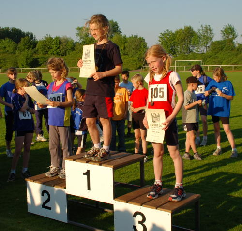 Anna Uhlig erhält die Bronzemedallie in ihrer Altersklasse