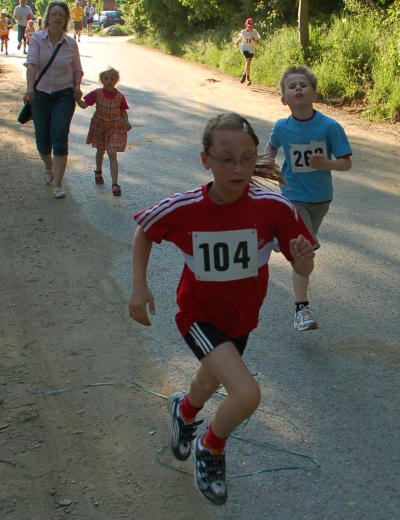 Michaela Koch und Fabian Kosters. Michaela drehte im Stadion noch einmal auf und holt noch ihre Vereinskameraden Lena Kluck ein. 