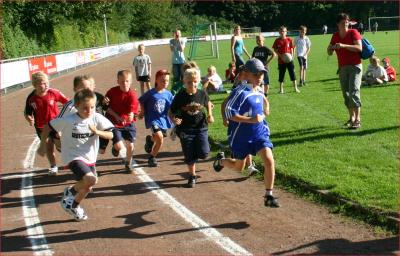 Im Sprinttempo legten die jüngsten Teilnehmer nach dem Start über 1000-Meter los. Eine Runde später ging es schon wesentlich ruhiger zu. 