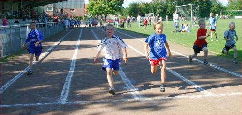 Spannende Finals, wie im Bild bei den Schülern M 8, gab es bei den 24. Rosendahler Leichtathletikmeisterschaften zu sehen. 