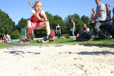 Fertig machen zur Landung: 3,10 Meter sprang Clara Weiser und belegte den 2. Platz bei den Achtjährigen.Fotos: pb