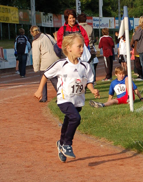 Hendrik Tiedeken schaut noch mal zwischendurch links und rechts was sonst so noch im Stadion passiert beim 1.000m Lauf der jüngsten Jungs. Völlig überaschend gewinnt er in seiner Altersklasse M6 die Silbermedallie