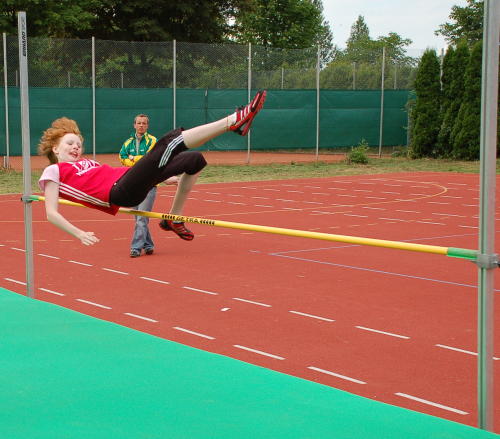 Immer noch mit den Beinen voran überwindet Heike die Höhen im Hochsprung