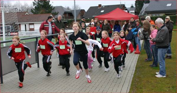 Bei den 23. Rosendahler laufmeisterschaften ging bei den Schülerläufen sofort die Post ab. Im Bild der Start über 1500 Meter.