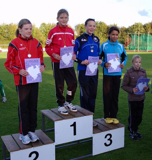 Die oberste Siegertreppe durfte Henrike Weiser besteigen. Die elfjährige Holtwickerin gewann in Dülmen die Kreismeisterschaft im Hochsprung.