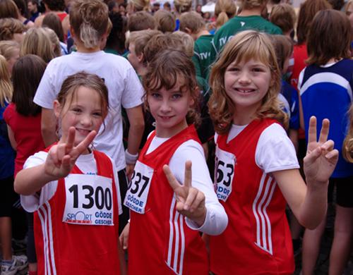 Das Osterwicker Trio Sophie Volmer, Carina Banker und Marlin Schumacher ganz optimistisch vor dem Start.