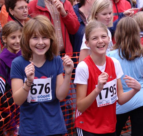 Leonie Hackenfort und Henrike entspannen vor dem Start.